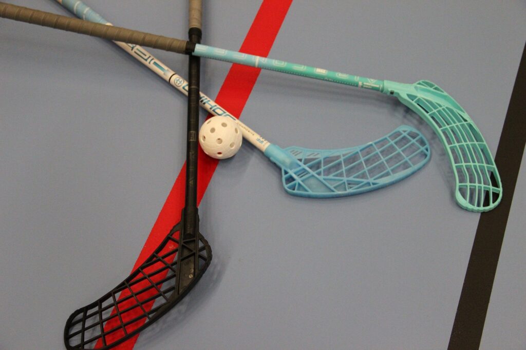 Stå skarpt til floorball sæsonen med disse to typer af udstyr